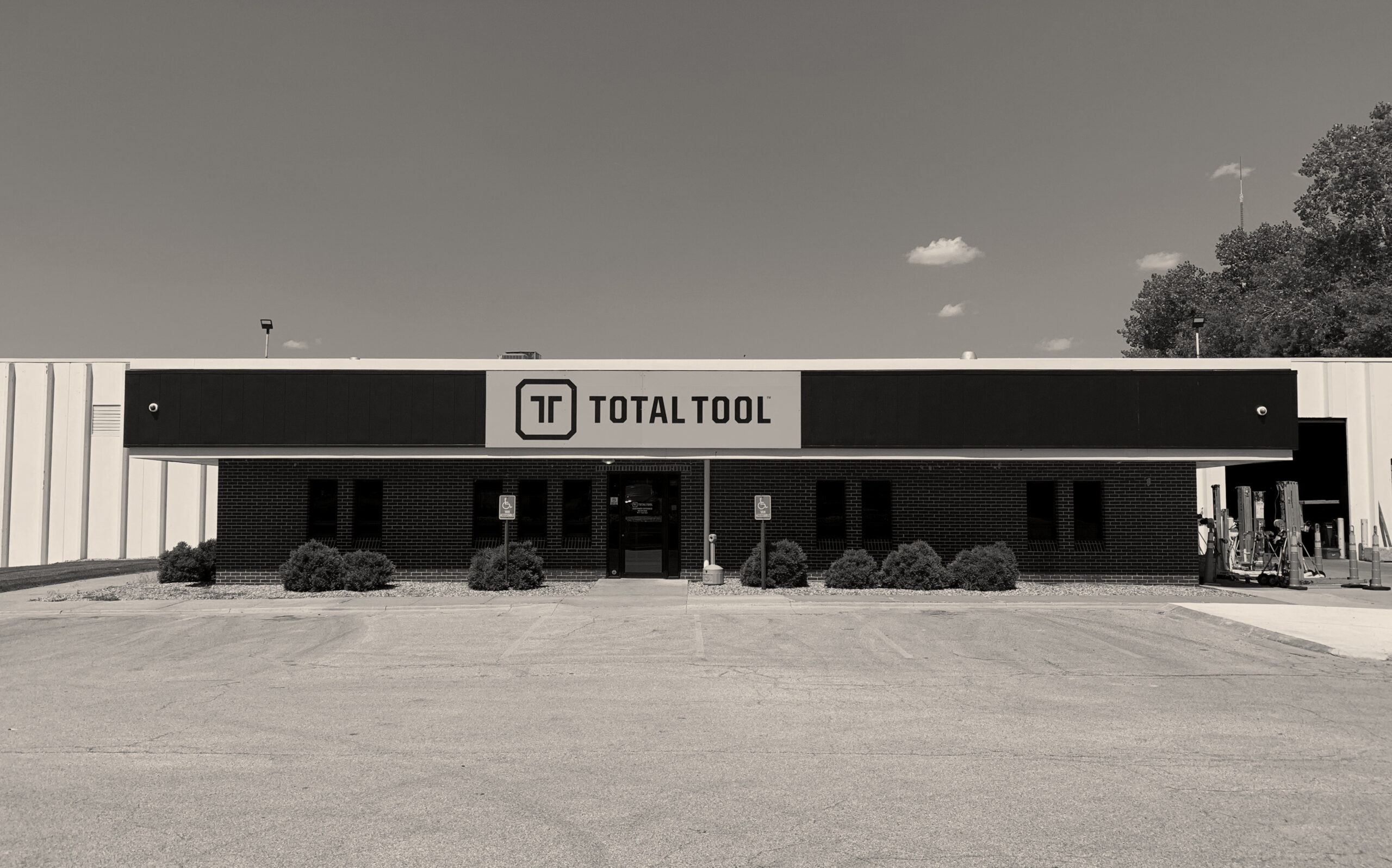 exterior of Total Tool Kansas City store